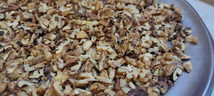 Walnuts for Syrian dessert