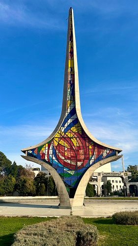 The Damascus Sword monument standing tall in the center of the Umayyad Square in Damascus, with a clear blue sky in the background.